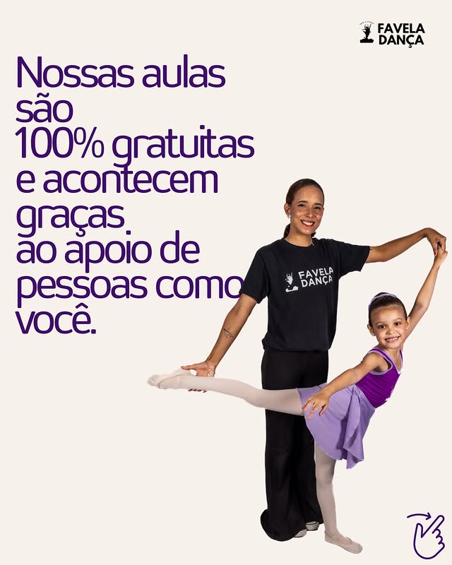 Professora e aluna mostrando que as aulas gratuitas dependem do apoio de pessoas