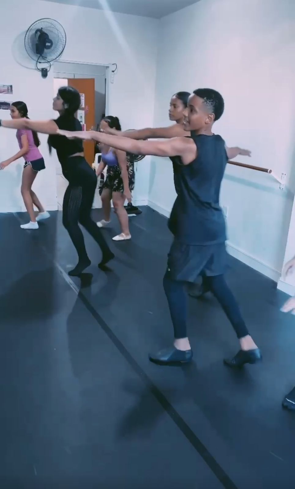Turma do Favela Dança durante uma aula