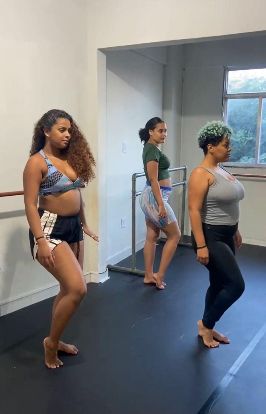Alunas durante uma aula de dança