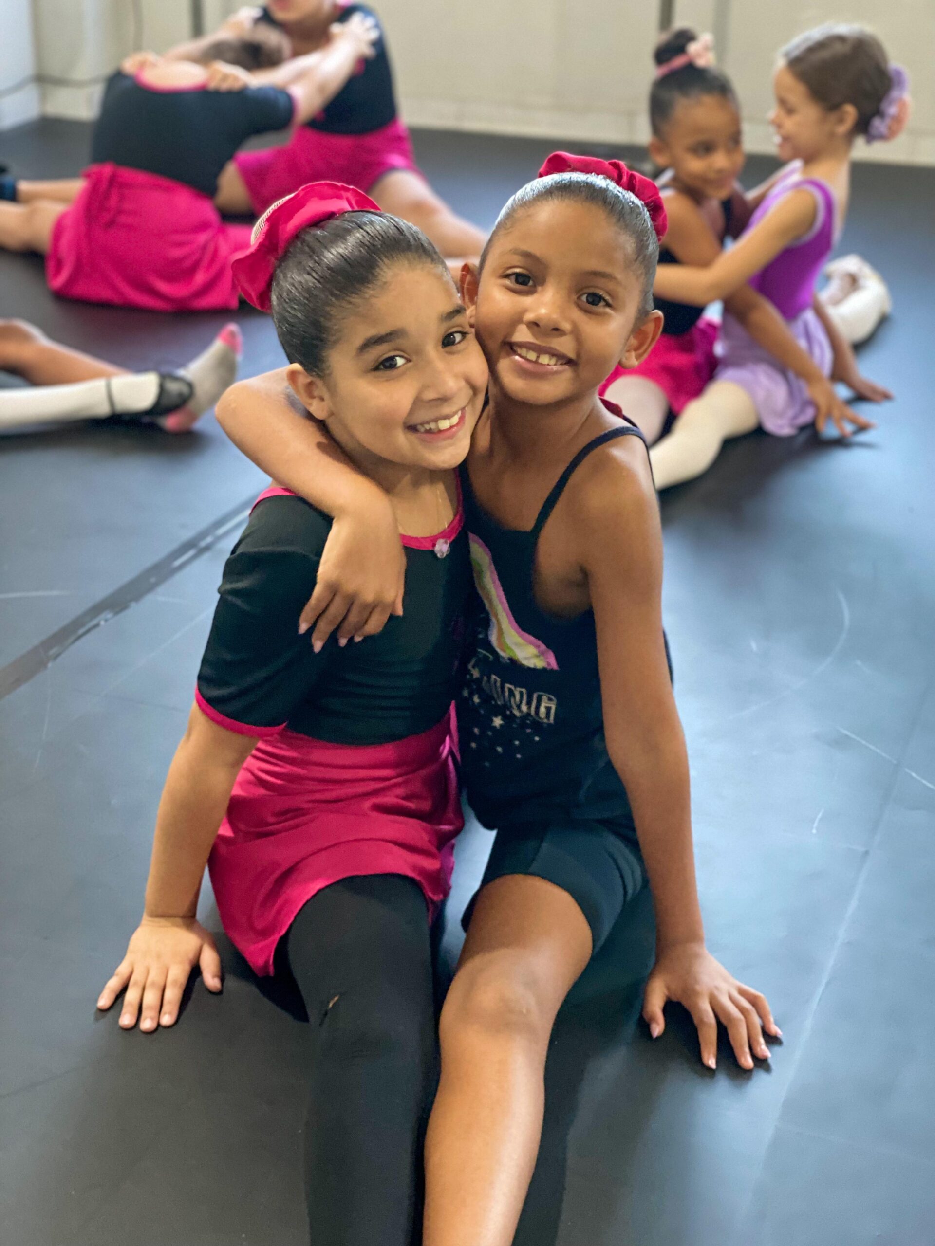 Crianças do Favela Dança sorrindo