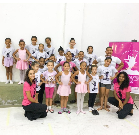 Crianças e professoras reunidas em uma atividade do Favela Dança