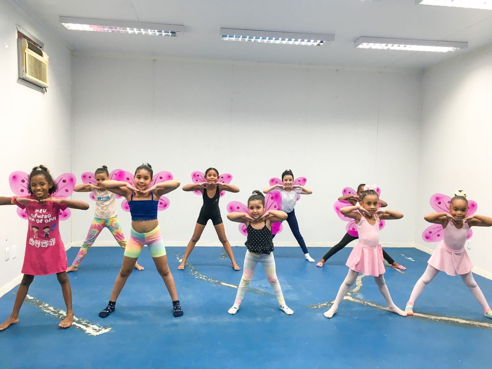 Alunas do Favela Dança em apresentação