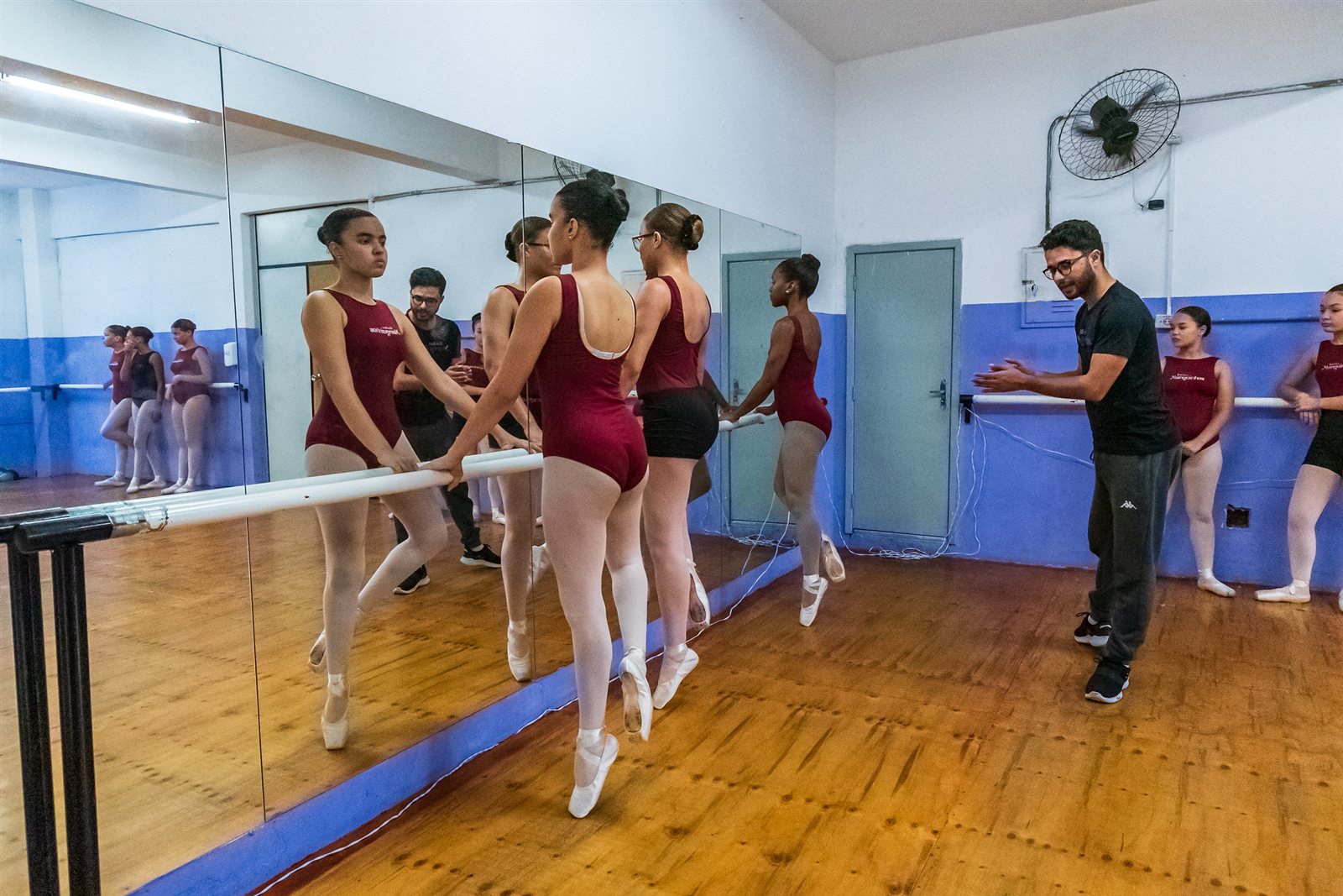 Aula de ballet retratada na matéria sobre vagas em projetos sociais