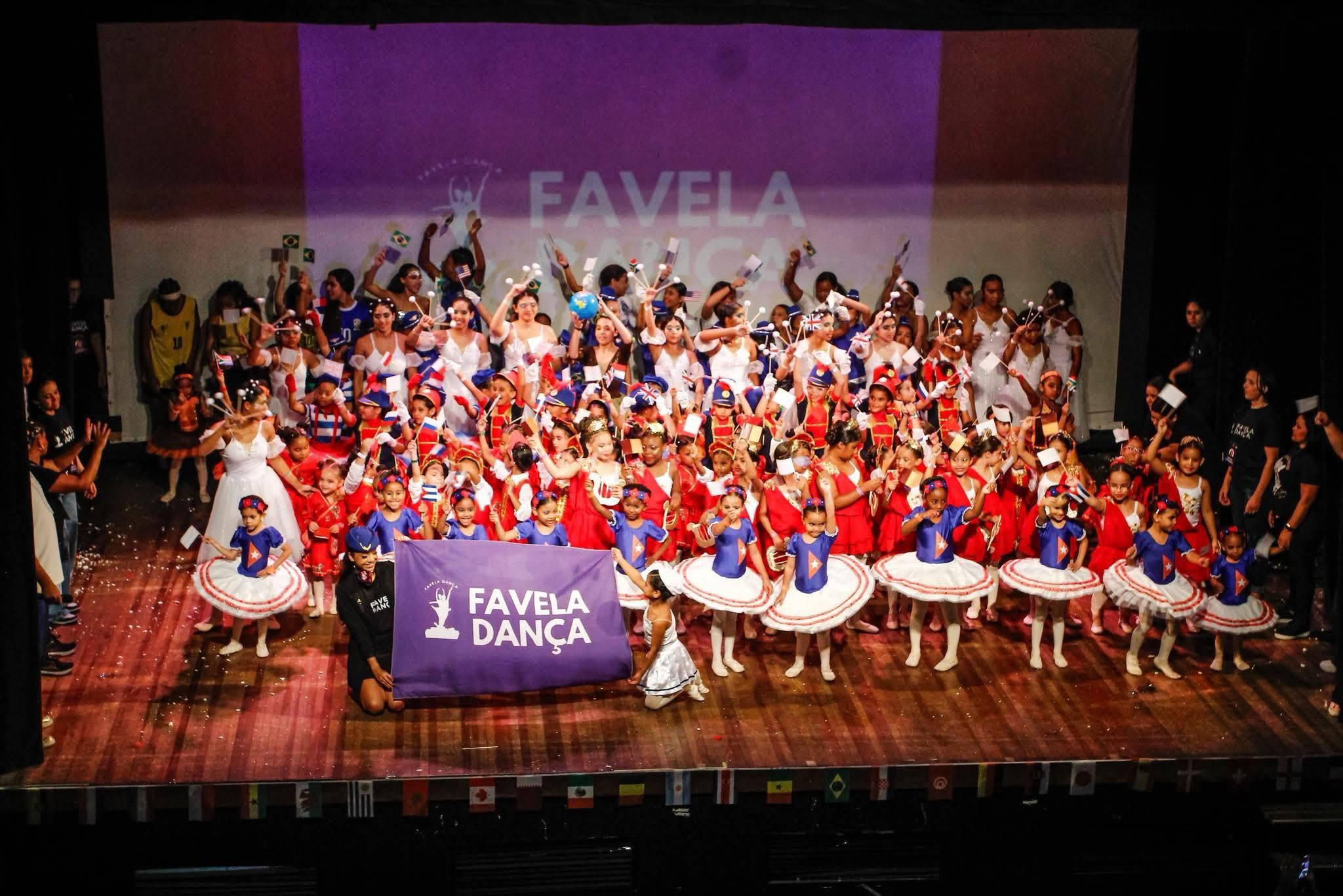 Alunos e equipe do Favela Dança reunidos no palco durante o espetáculo